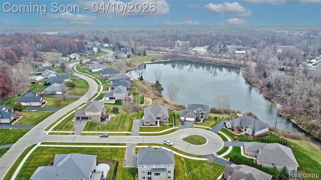 690 Willow Lake Court, Oxford, MI 48371