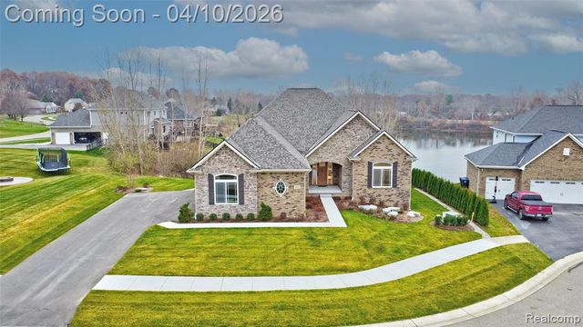 690 Willow Lake Court, Oxford, MI 48371