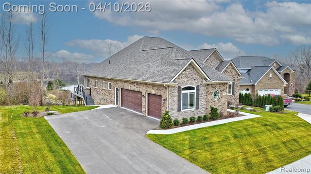 690 Willow Lake Court, Oxford, MI 48371