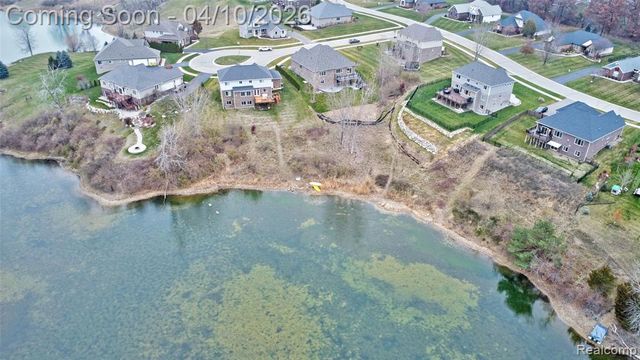 690 Willow Lake Court, Oxford, MI 48371