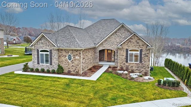 690 Willow Lake Court, Oxford, MI 48371