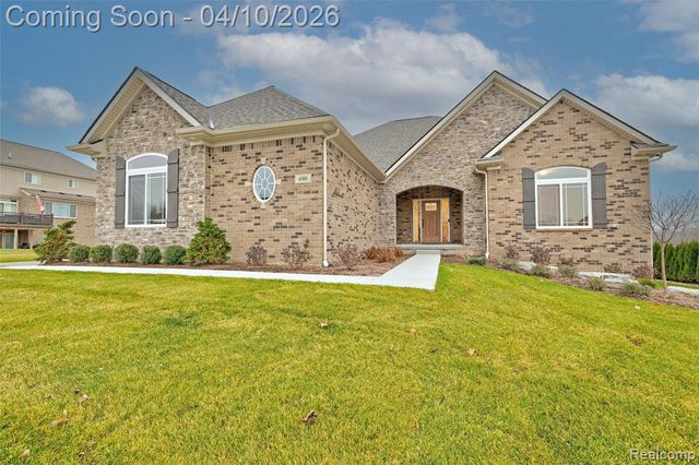 690 Willow Lake Court, Oxford, MI 48371