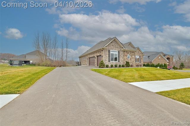 690 Willow Lake Court, Oxford, MI 48371