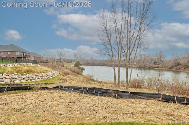 690 Willow Lake Court, Oxford, MI 48371