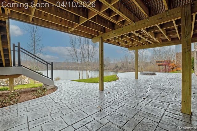 690 Willow Lake Court, Oxford, MI 48371