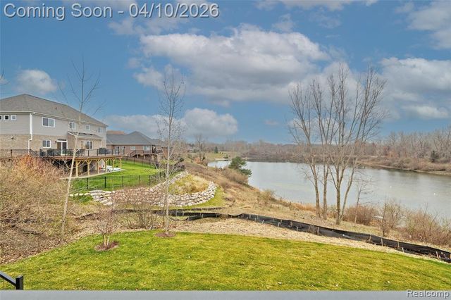 690 Willow Lake Court, Oxford, MI 48371