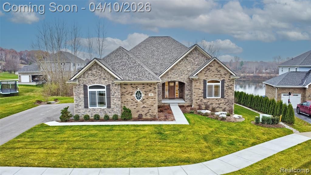 690 Willow Lake Court, Oxford, MI 48371