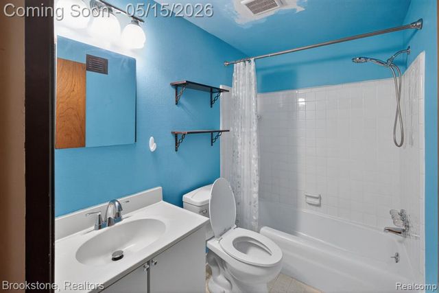37643 Charter Oaks Boulevard, Clinton Township, MI 48036