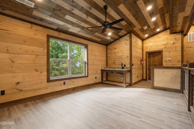 535 Forrest Springs Drive, Gatlinburg, TN 37738