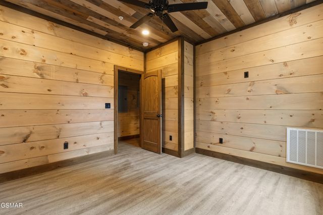 535 Forrest Springs Drive, Gatlinburg, TN 37738