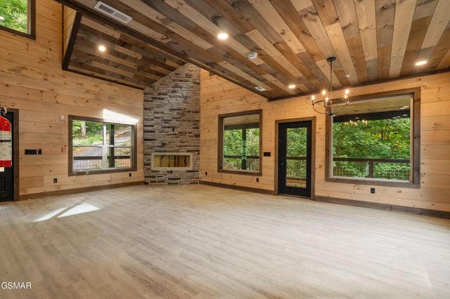 535 Forrest Springs Drive, Gatlinburg, TN 37738