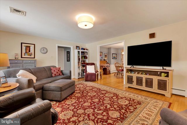 10 NOLT AVE, Willow Street, PA 17584