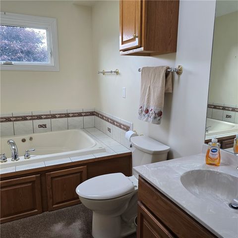 130 Mcdermott Rd, Level Green, PA 15085