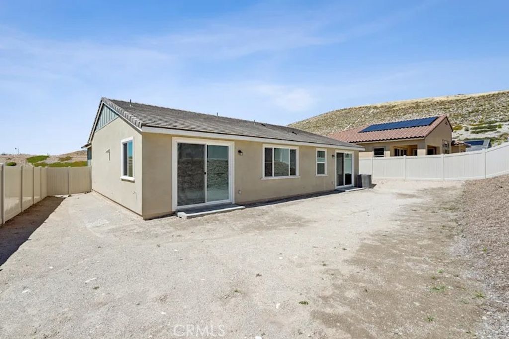 Image 21 of property listing at 28916 Vertex Way, Canyon Country, CA 91350