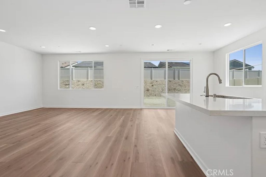 Image 7 of property listing at 28916 Vertex Way, Canyon Country, CA 91350