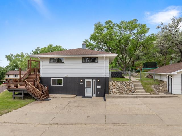 1205 9TH ST NW, Minot, ND 58703