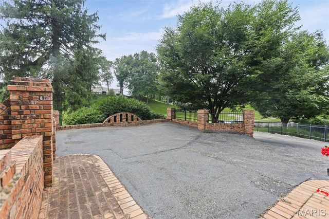 1 Saint Andrews Drive, Belleville, IL 62223