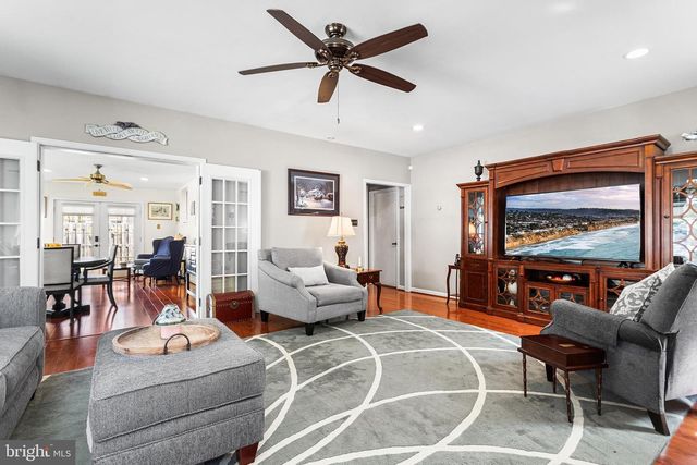 413 CAMELOT DR, Brookhaven, PA 19015