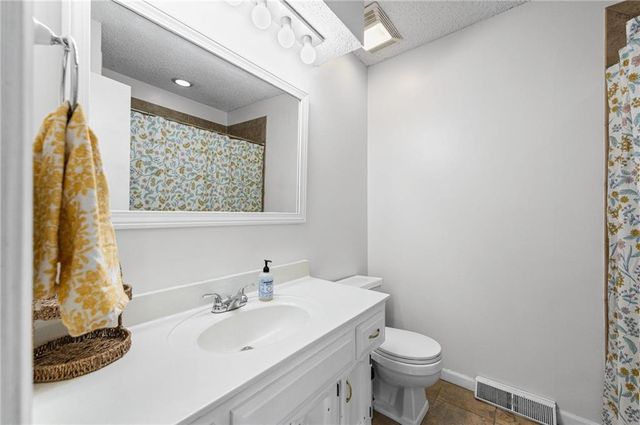 6015 Alden Street, Shawnee, KS 66216