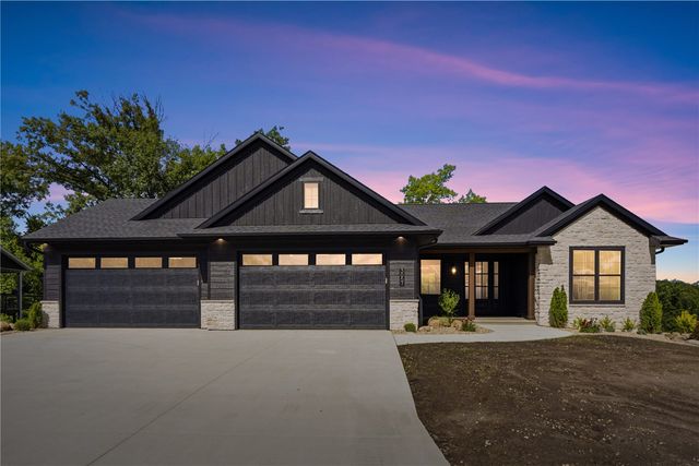 3057 Dell Ridge Ln, Hiawatha, IA 52233