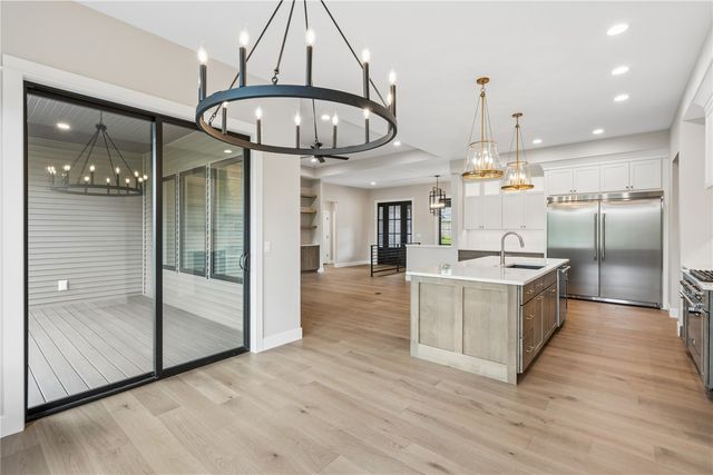 3057 Dell Ridge Ln, Hiawatha, IA 52233