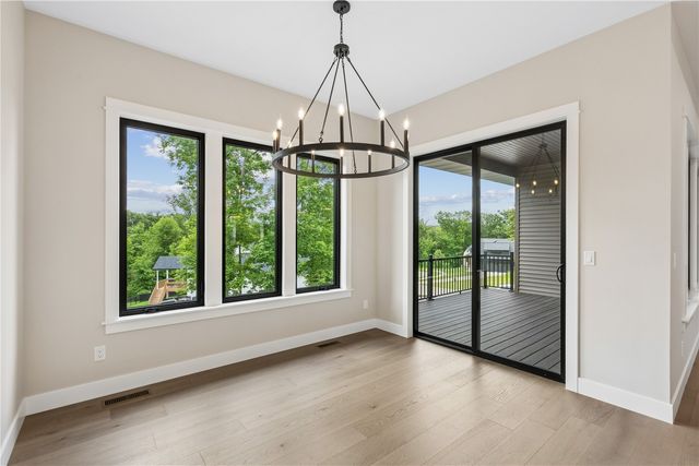 3057 Dell Ridge Ln, Hiawatha, IA 52233