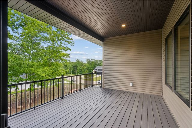 3057 Dell Ridge Ln, Hiawatha, IA 52233