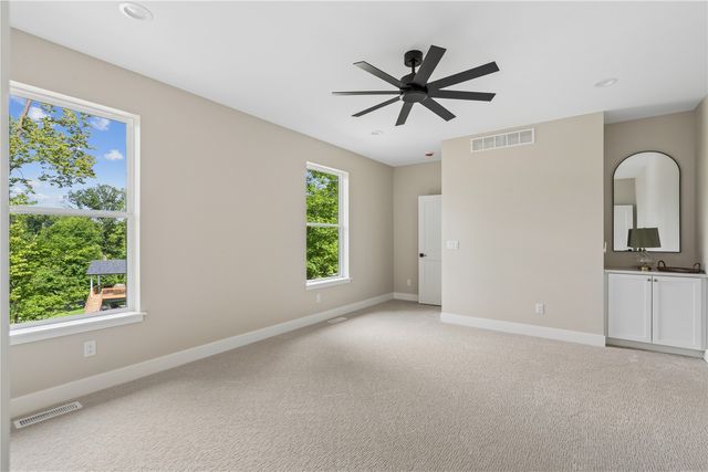 3057 Dell Ridge Ln, Hiawatha, IA 52233