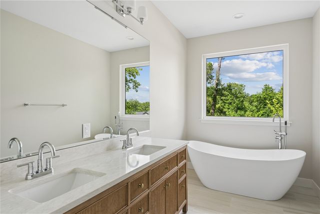 3057 Dell Ridge Ln, Hiawatha, IA 52233