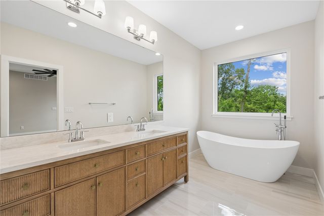 3057 Dell Ridge Ln, Hiawatha, IA 52233