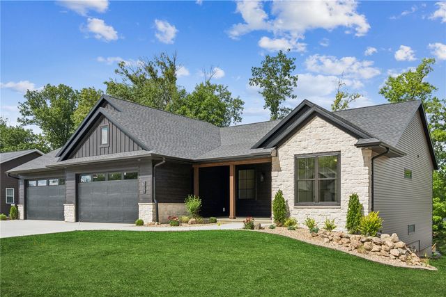 3057 Dell Ridge Ln, Hiawatha, IA 52233