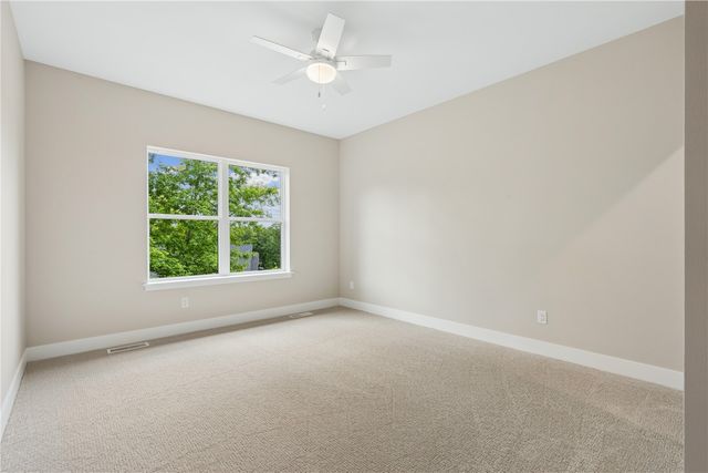 3057 Dell Ridge Ln, Hiawatha, IA 52233