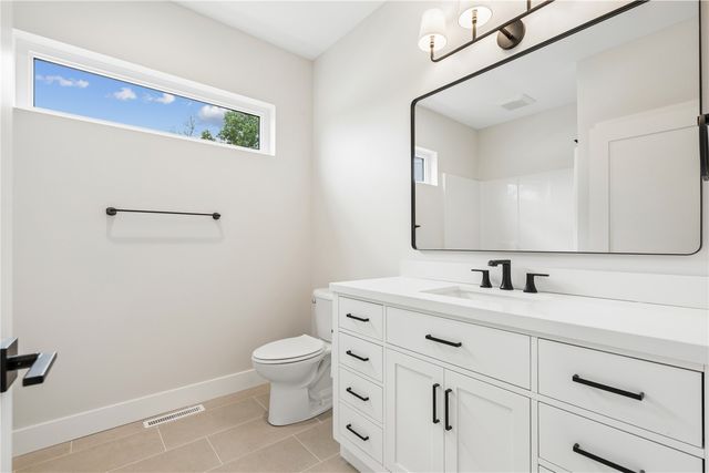 3057 Dell Ridge Ln, Hiawatha, IA 52233