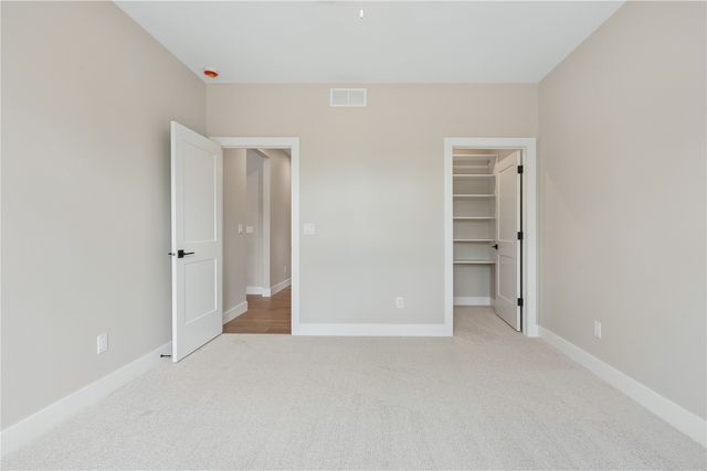 3057 Dell Ridge Ln, Hiawatha, IA 52233