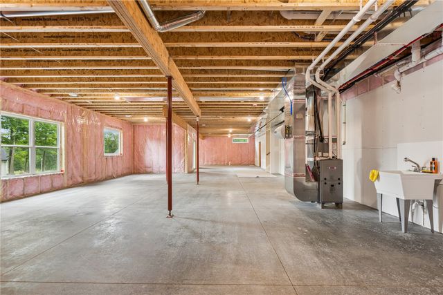 3057 Dell Ridge Ln, Hiawatha, IA 52233