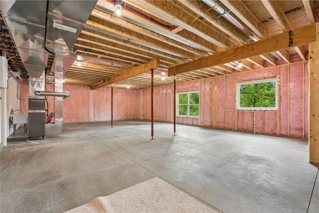 3057 Dell Ridge Ln, Hiawatha, IA 52233