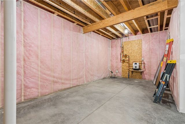 3057 Dell Ridge Ln, Hiawatha, IA 52233