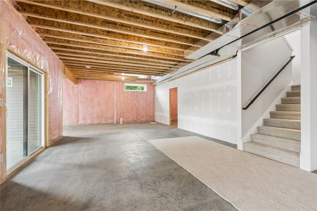 3057 Dell Ridge Ln, Hiawatha, IA 52233
