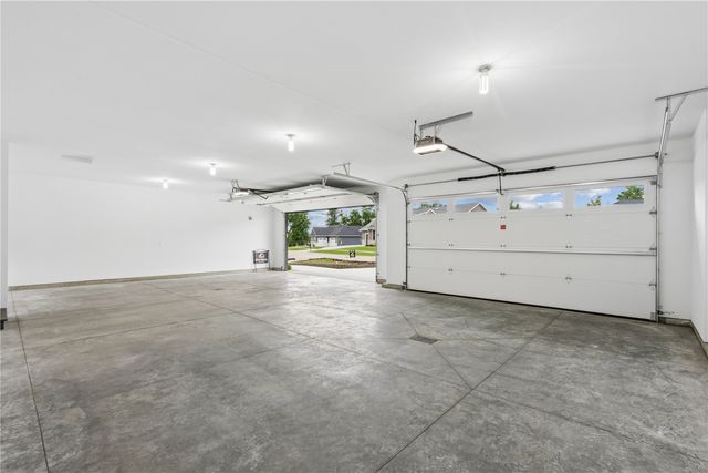 3057 Dell Ridge Ln, Hiawatha, IA 52233