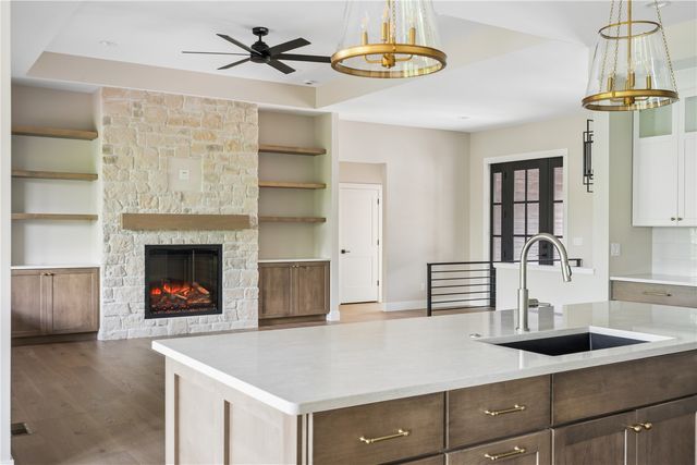 3057 Dell Ridge Ln, Hiawatha, IA 52233