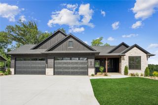 3057 Dell Ridge Ln, Hiawatha, IA 52233