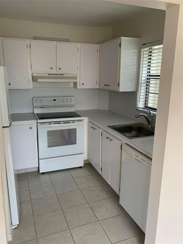 200 Jacaranda Country Club Drive 1b, Plantation, FL 33324