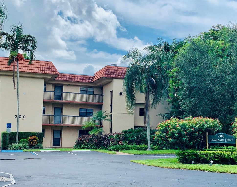 200 Jacaranda Country Club Drive 1b, Plantation, FL 33324