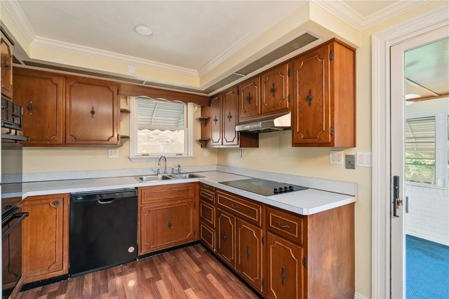 5215 Woodland Dr, West Mifflin, PA 15122