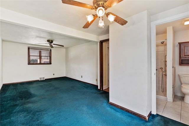 5215 Woodland Dr, West Mifflin, PA 15122