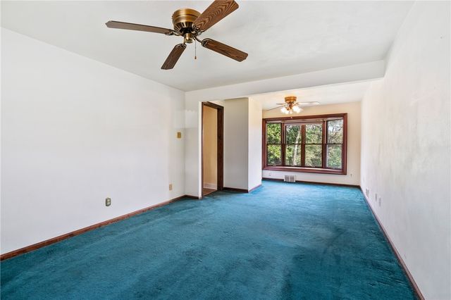 5215 Woodland Dr, West Mifflin, PA 15122