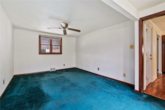 5215 Woodland Dr, West Mifflin, PA 15122