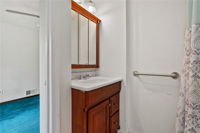 5215 Woodland Dr, West Mifflin, PA 15122