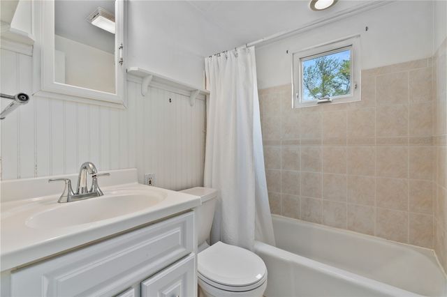 5215 Woodland Dr, West Mifflin, PA 15122