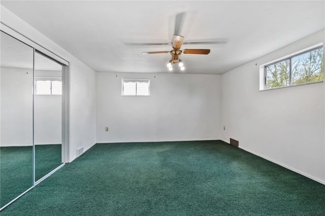 5215 Woodland Dr, West Mifflin, PA 15122